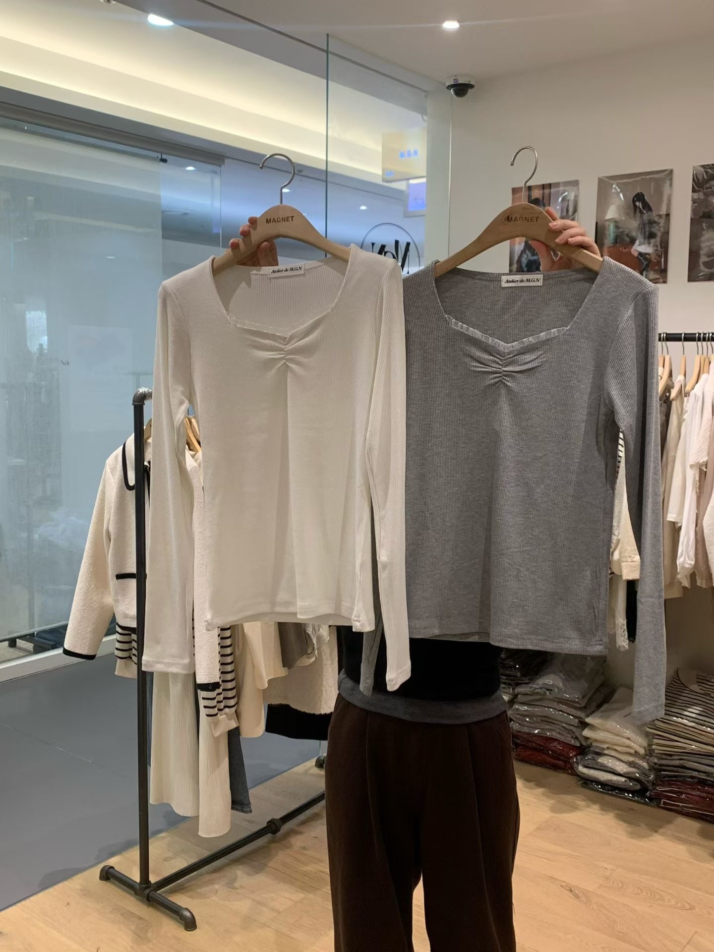 ♡V領抓皺紗蕾絲坑條上衣♡ (C251034)