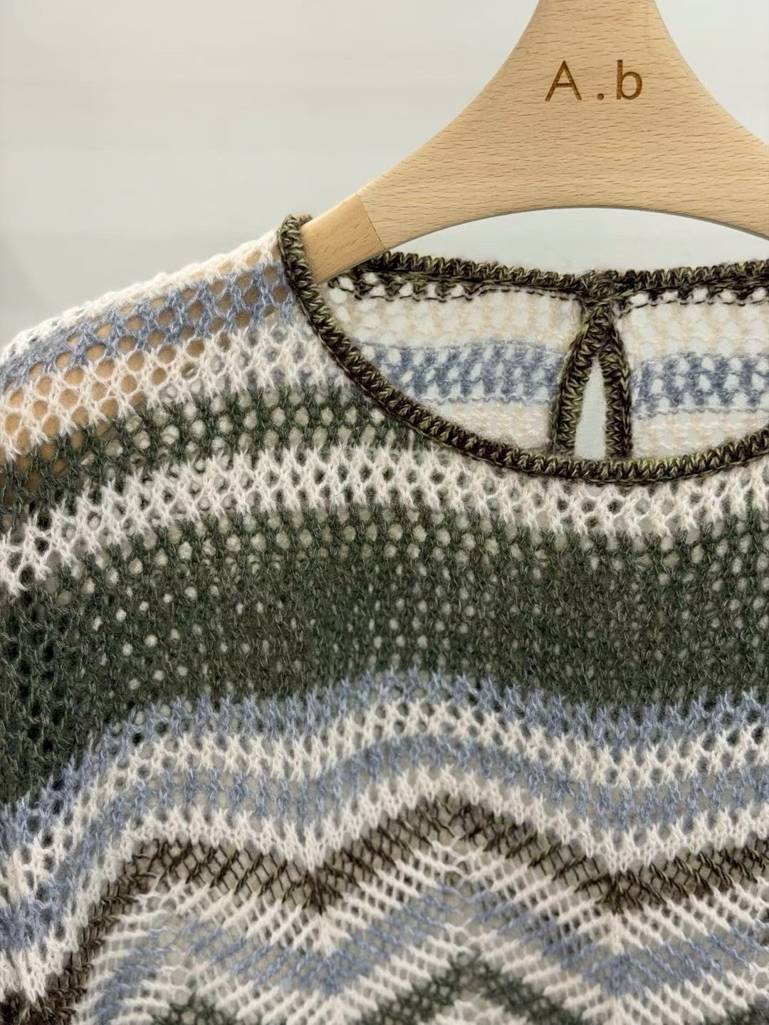 ♡復古感V浪山形紋透氣針織上衣♡ (C251157)