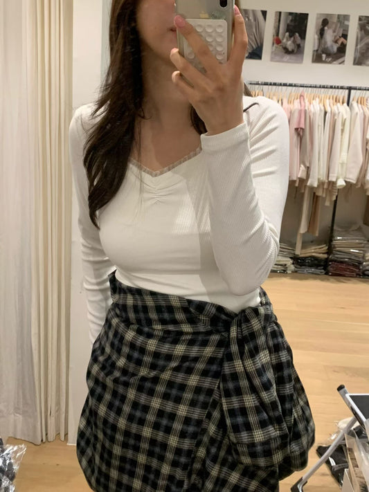 ♡V領抓皺紗蕾絲坑條上衣♡ (C251034)