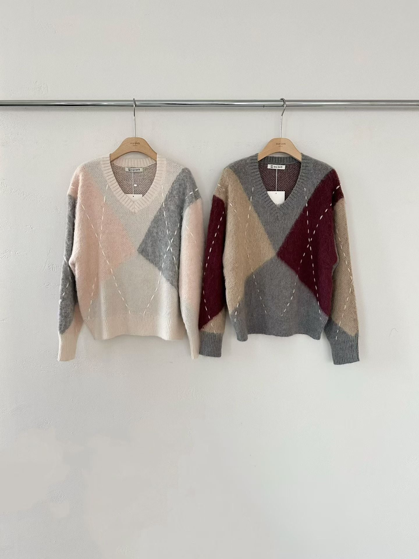 ♡柔霧拼色手縫線菱格V領毛衣♡ (C251235)