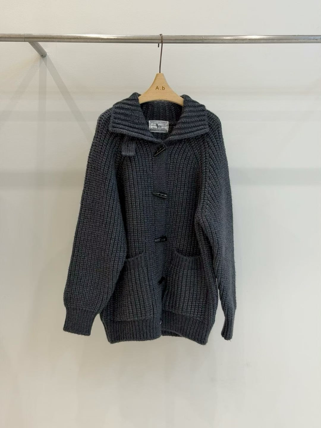 ♡重磅羊毛牛角釦極暖厚針織外套♡ (C251158)