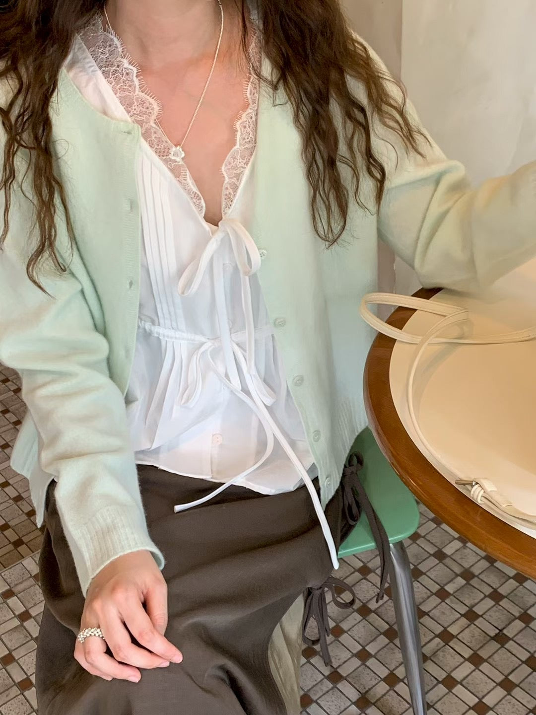 ♡法式蕾絲V領綁帶背心♡ (C250820)