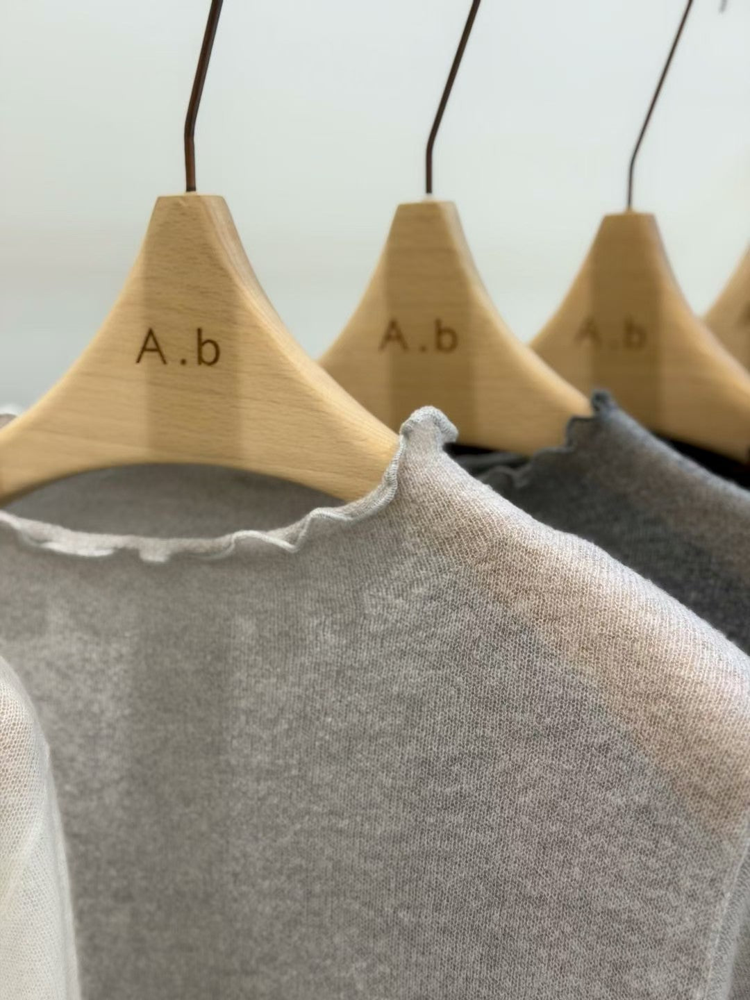 ♡細緻輕暖質感木耳邊打底衣♡ (C251156)