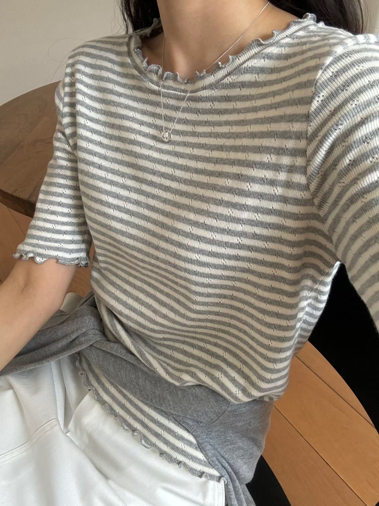 ♡經典細緻波浪滾邊條紋上衣♡ (C260534)