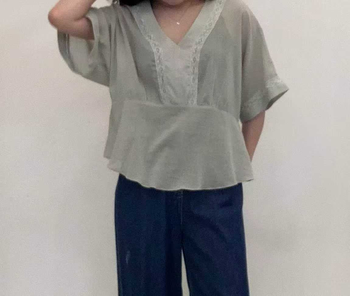 ♡輕盈Y領蕾絲寬袖上衣♡ (C250906)