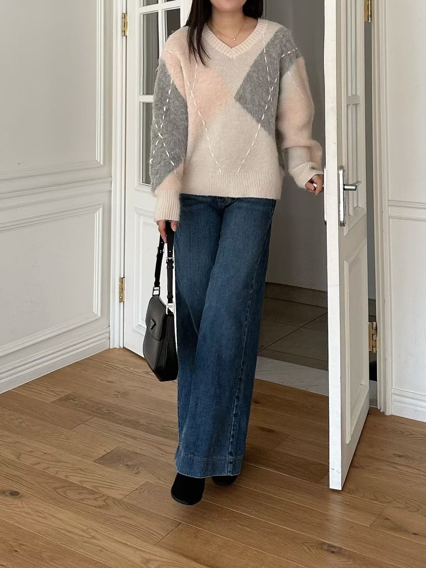 ♡柔霧拼色手縫線菱格V領毛衣♡ (C251235)