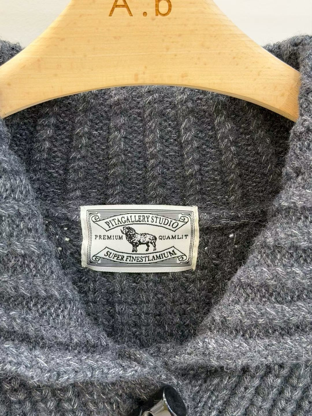 ♡重磅羊毛牛角釦極暖厚針織外套♡ (C251158)