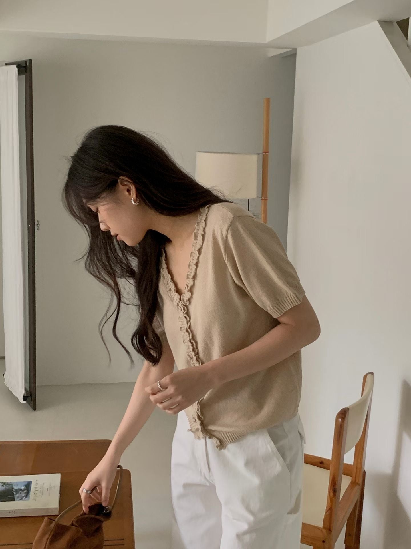♡浪漫荷葉滾邊V領排扣開襟上衣♡ (C260513)