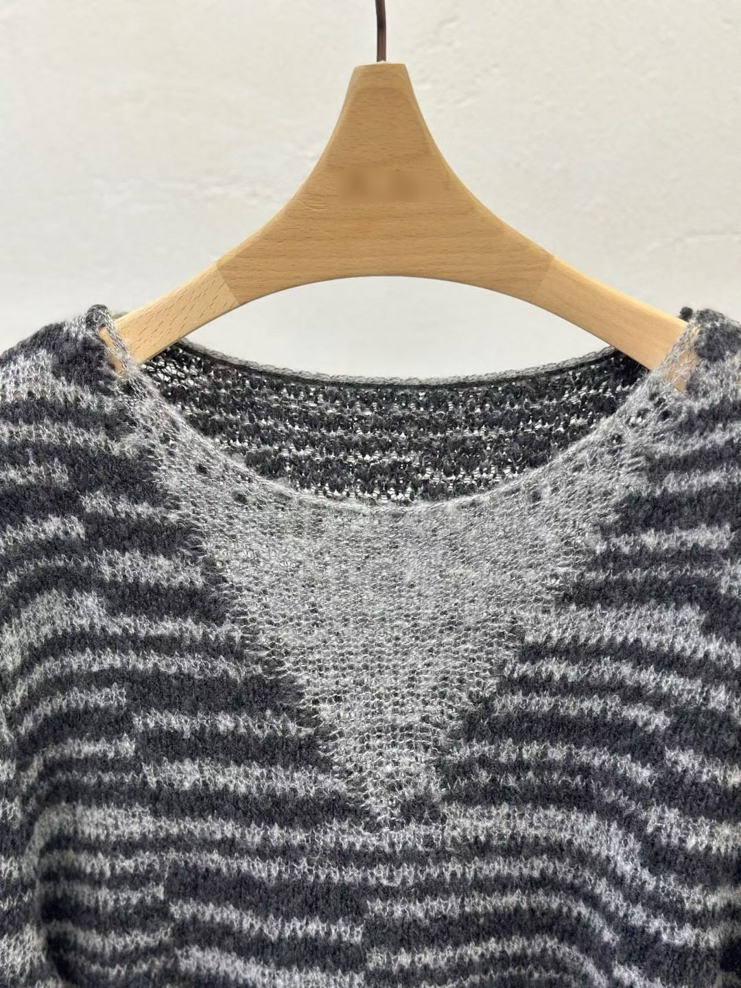 ♡輕柔蓬鬆拼紗感條紋毛衣♡ (C251240)