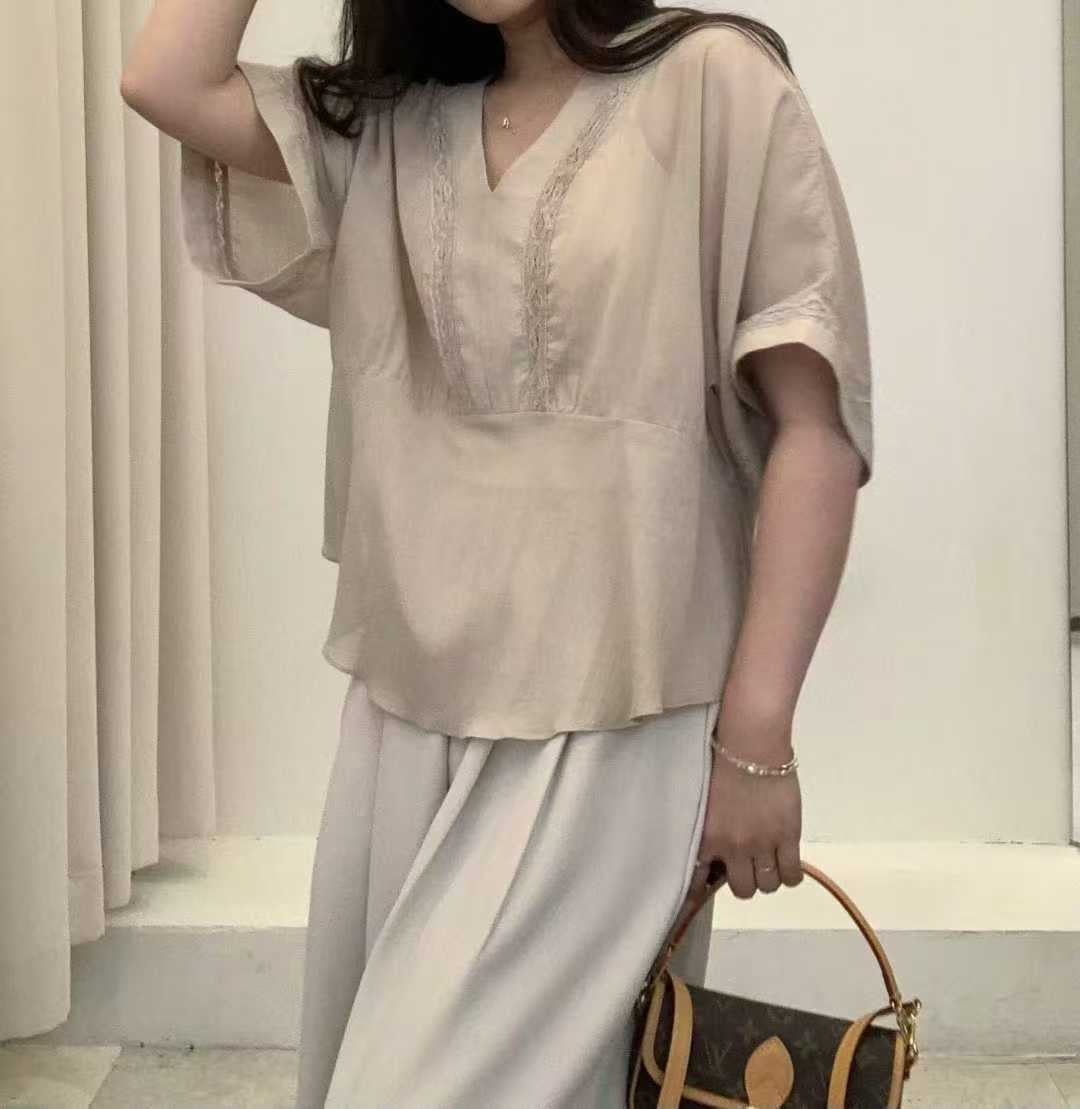 ♡輕盈Y領蕾絲寬袖上衣♡ (C250906)