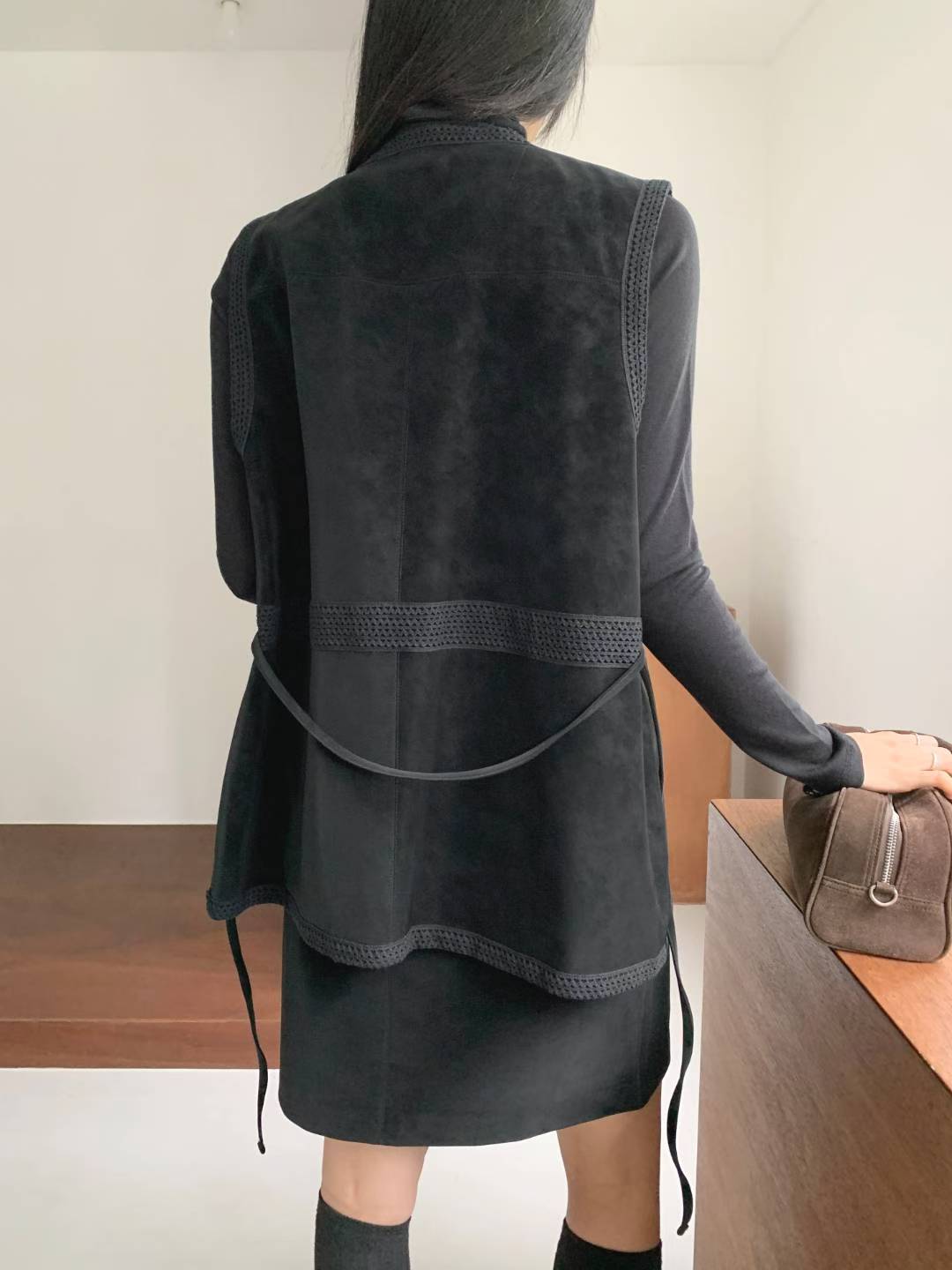 ♡鏤空蕾絲感滾邊仿麂皮背心♡ (C251147)