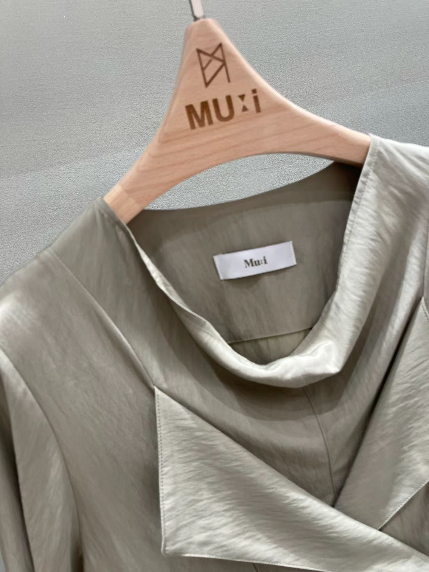 ♡氣質Oni家♡優雅垂領交疊設計感上衣 (C251228)