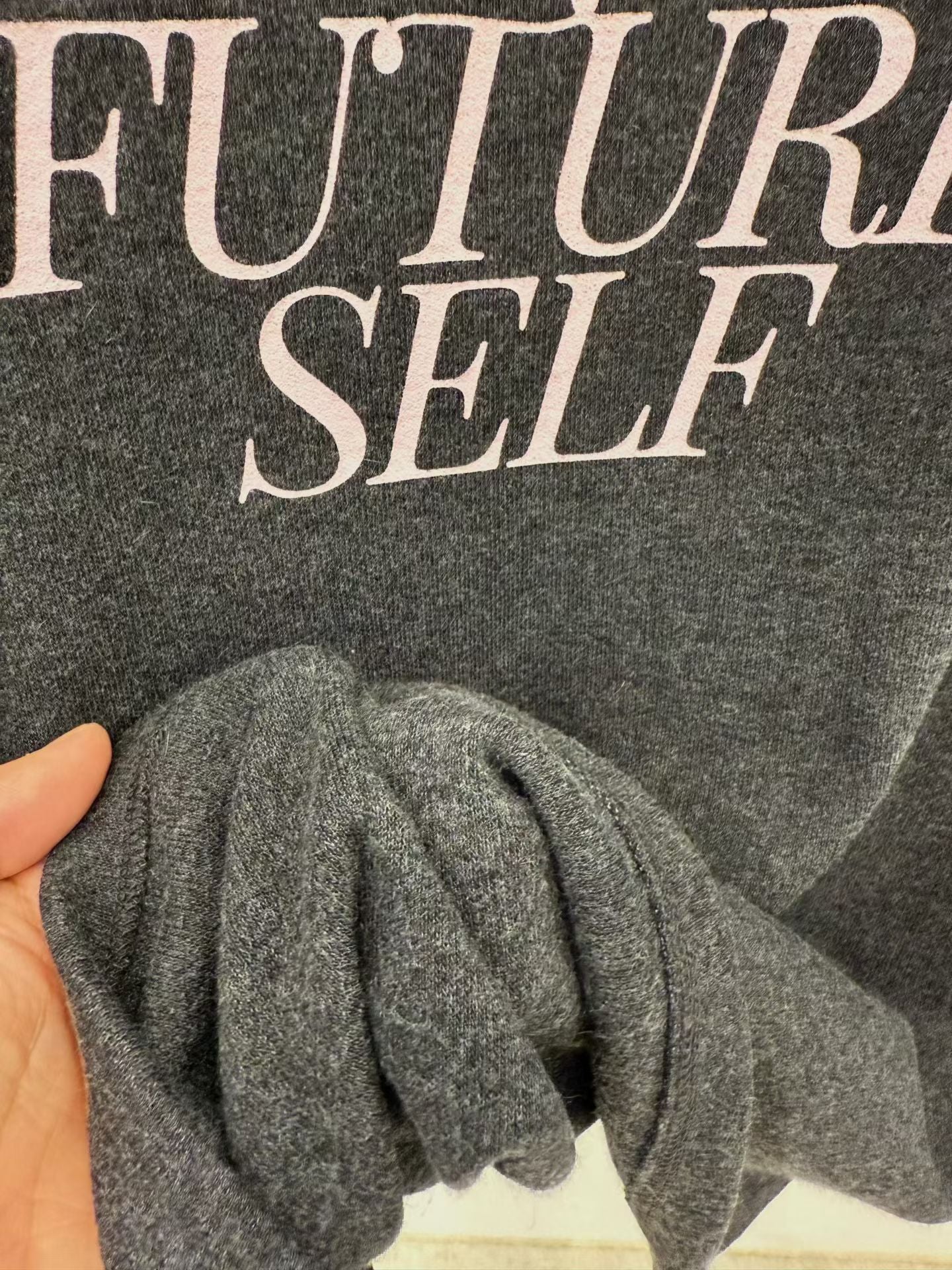 ♡慵懶斜肩字母寬領上衣♡ (C251021)