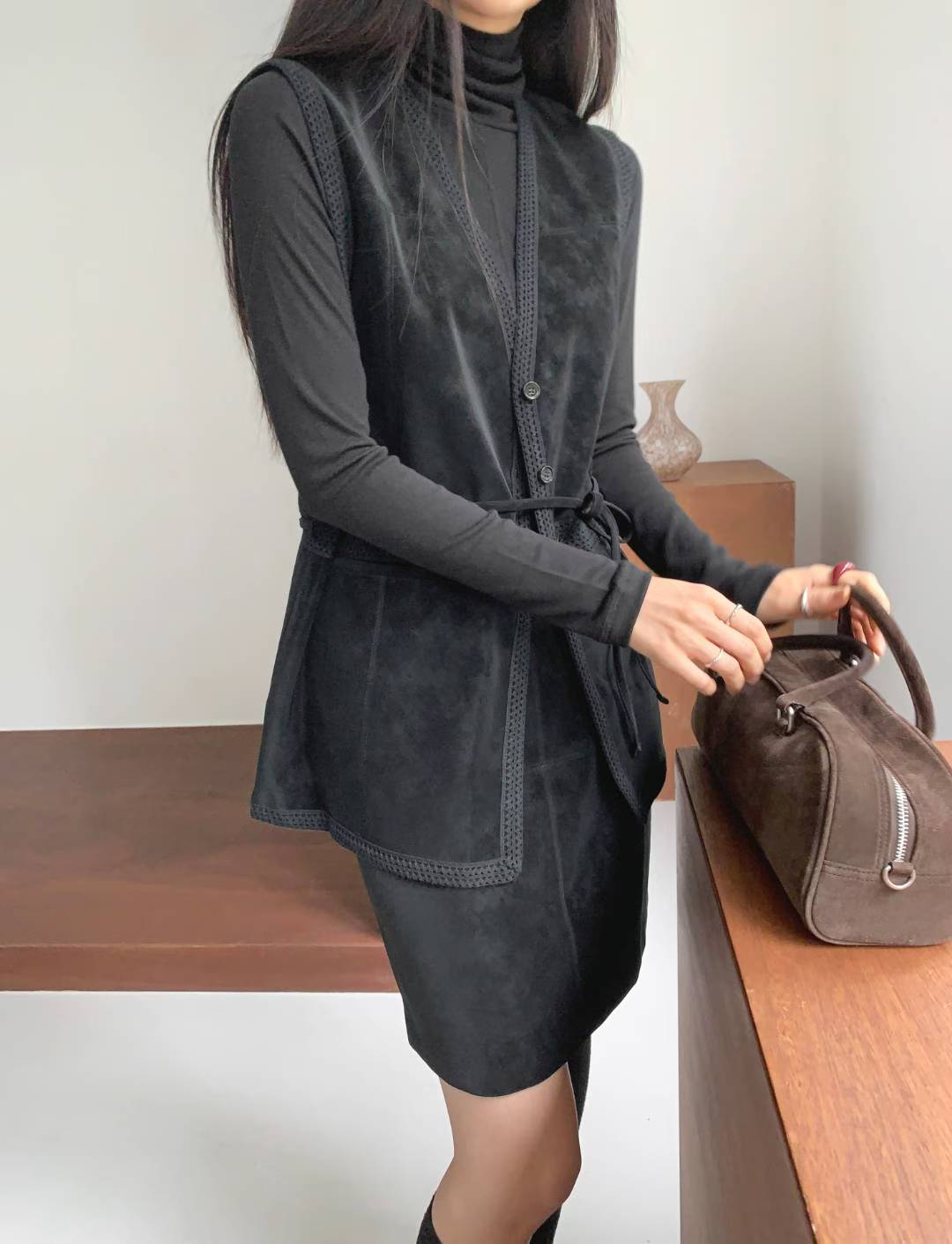 ♡鏤空蕾絲感滾邊仿麂皮背心♡ (C251147)