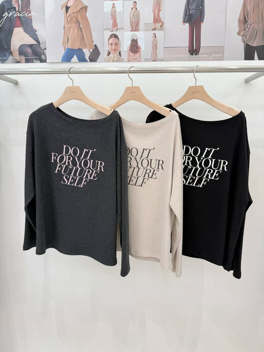 ♡慵懶斜肩字母寬領上衣♡ (C251021)