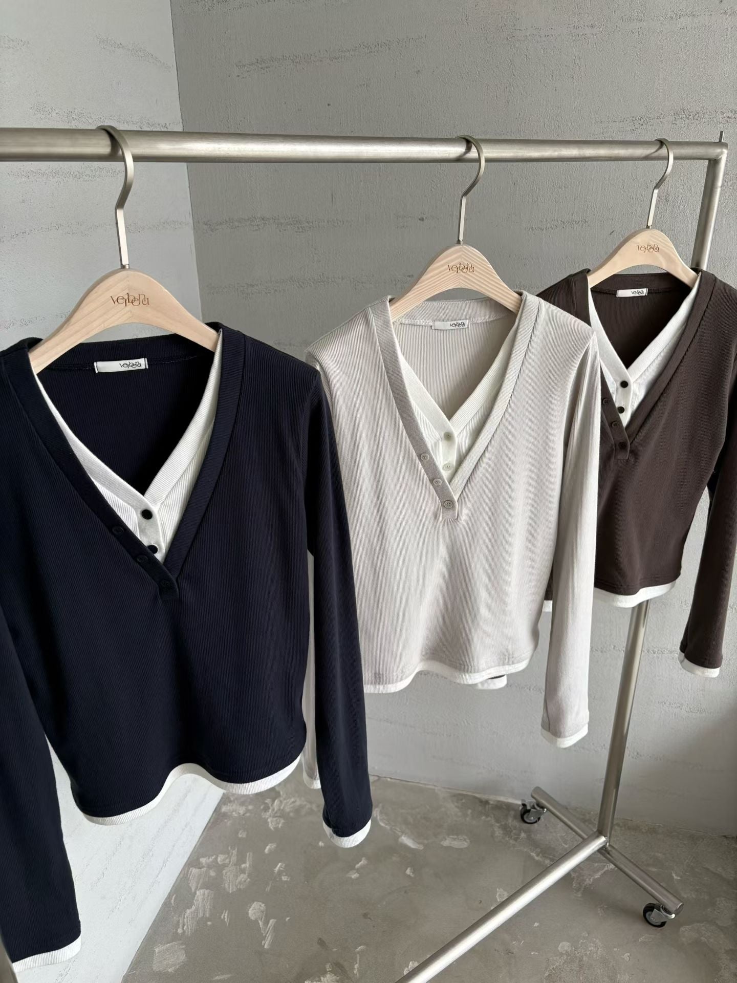 ♡雙層領線假兩件V領上衣♡ (C251255)