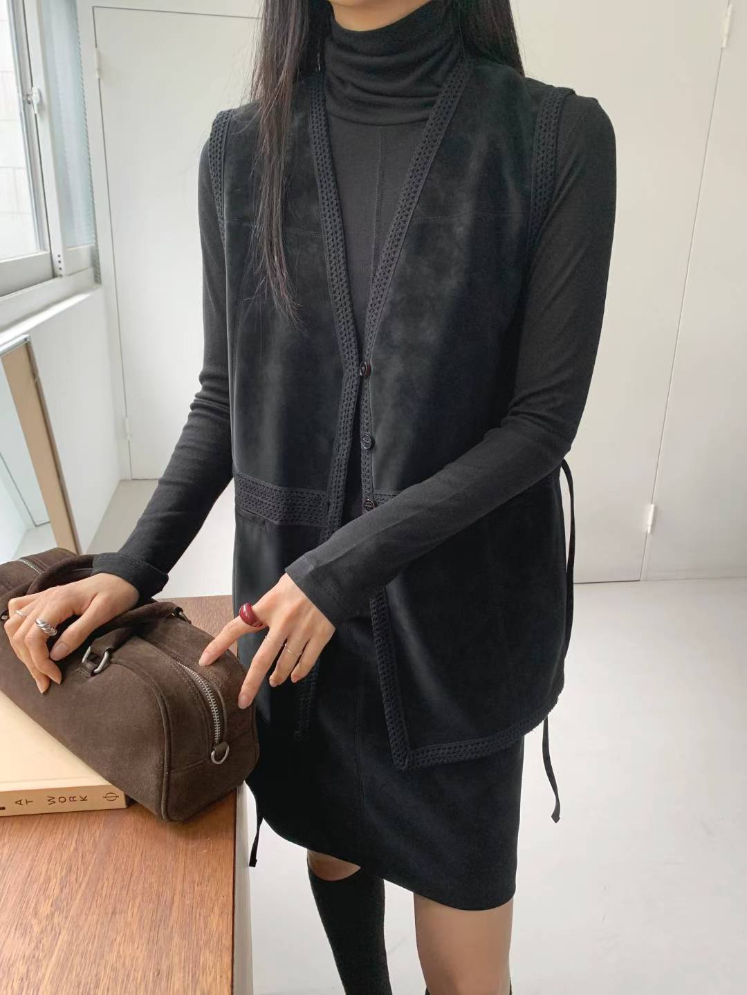 ♡鏤空蕾絲感滾邊仿麂皮背心♡ (C251147)