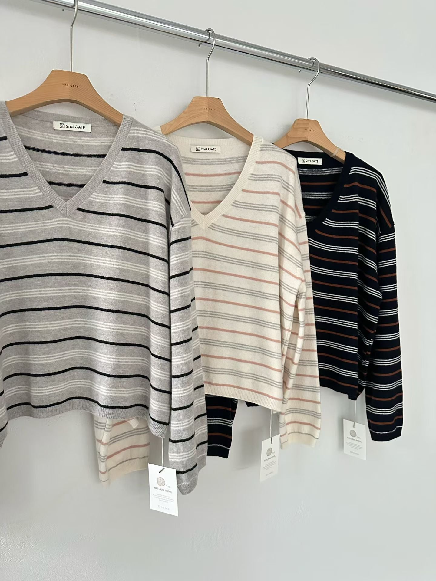 ♡文青感鬆身條紋V領上衣♡ (C251025)