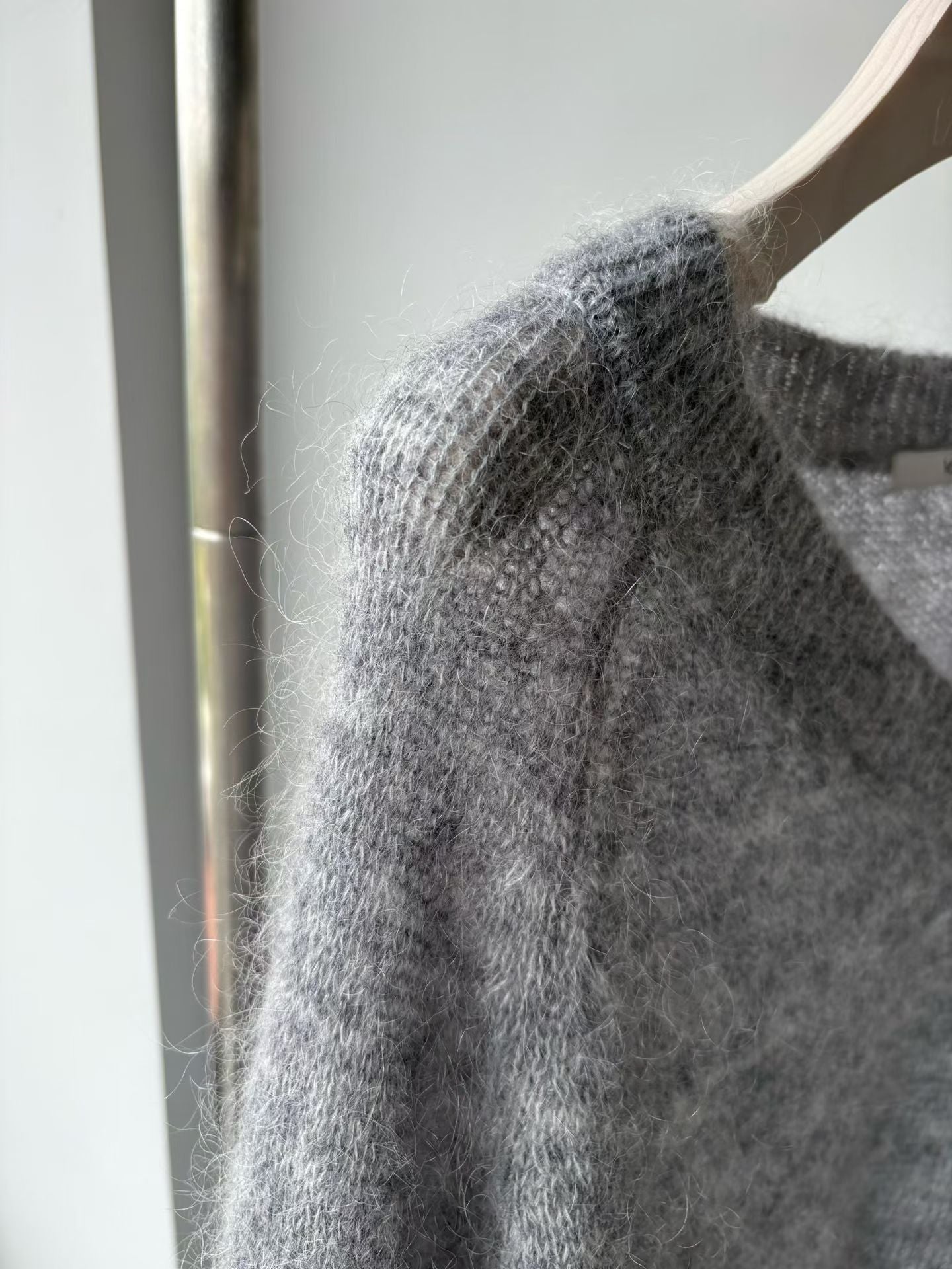 ♡柔霧輕絨V領毛海針織上衣♡ (C251256)