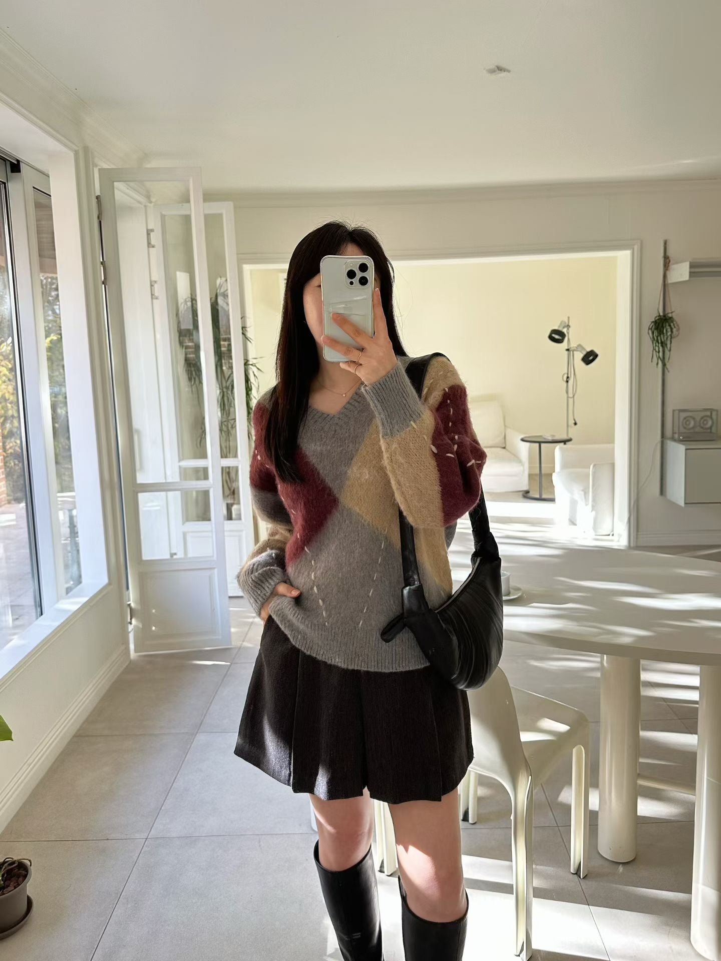 ♡柔霧拼色手縫線菱格V領毛衣♡ (C251235)