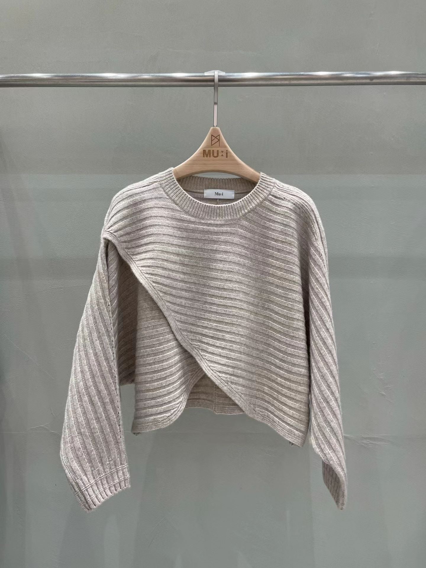 ♡氣質Oni家♡披肩感斜裁設計針織上衣 (C251226)