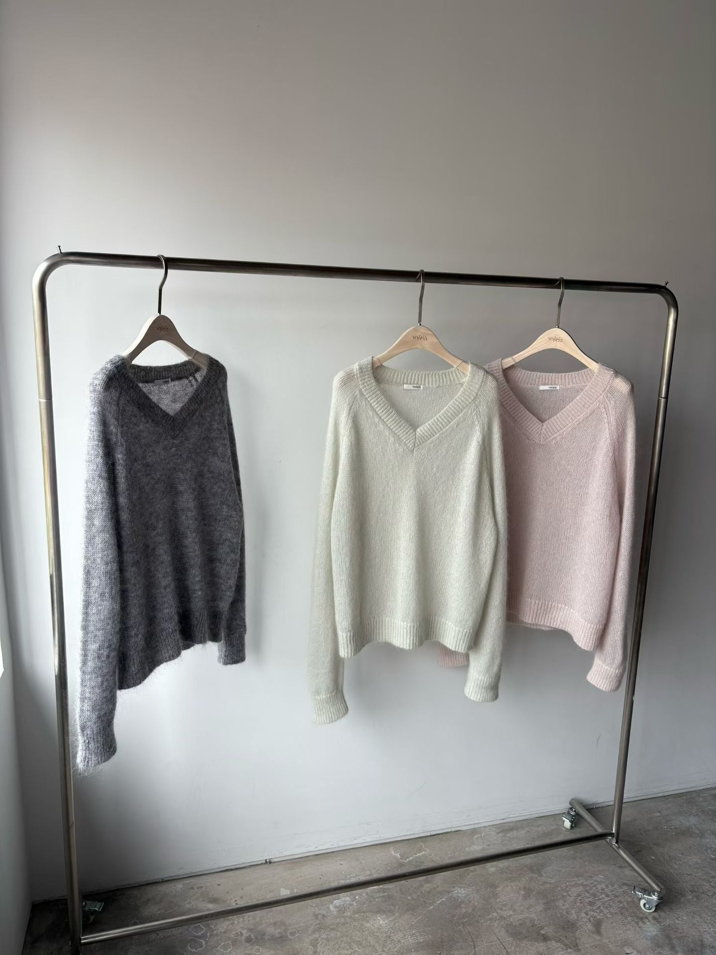 ♡柔霧輕絨V領毛海針織上衣♡ (C251256)