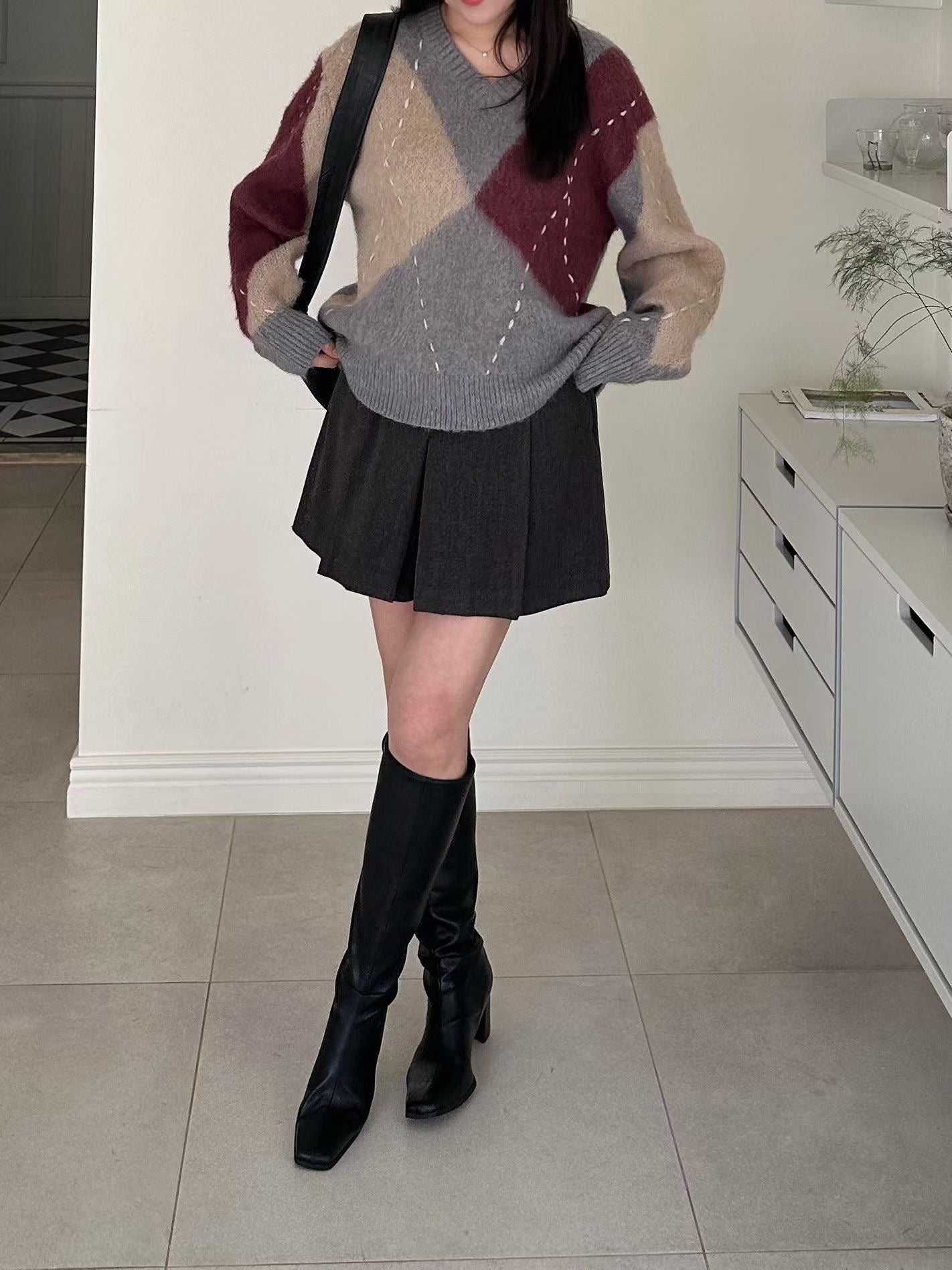 ♡柔霧拼色手縫線菱格V領毛衣♡ (C251235)