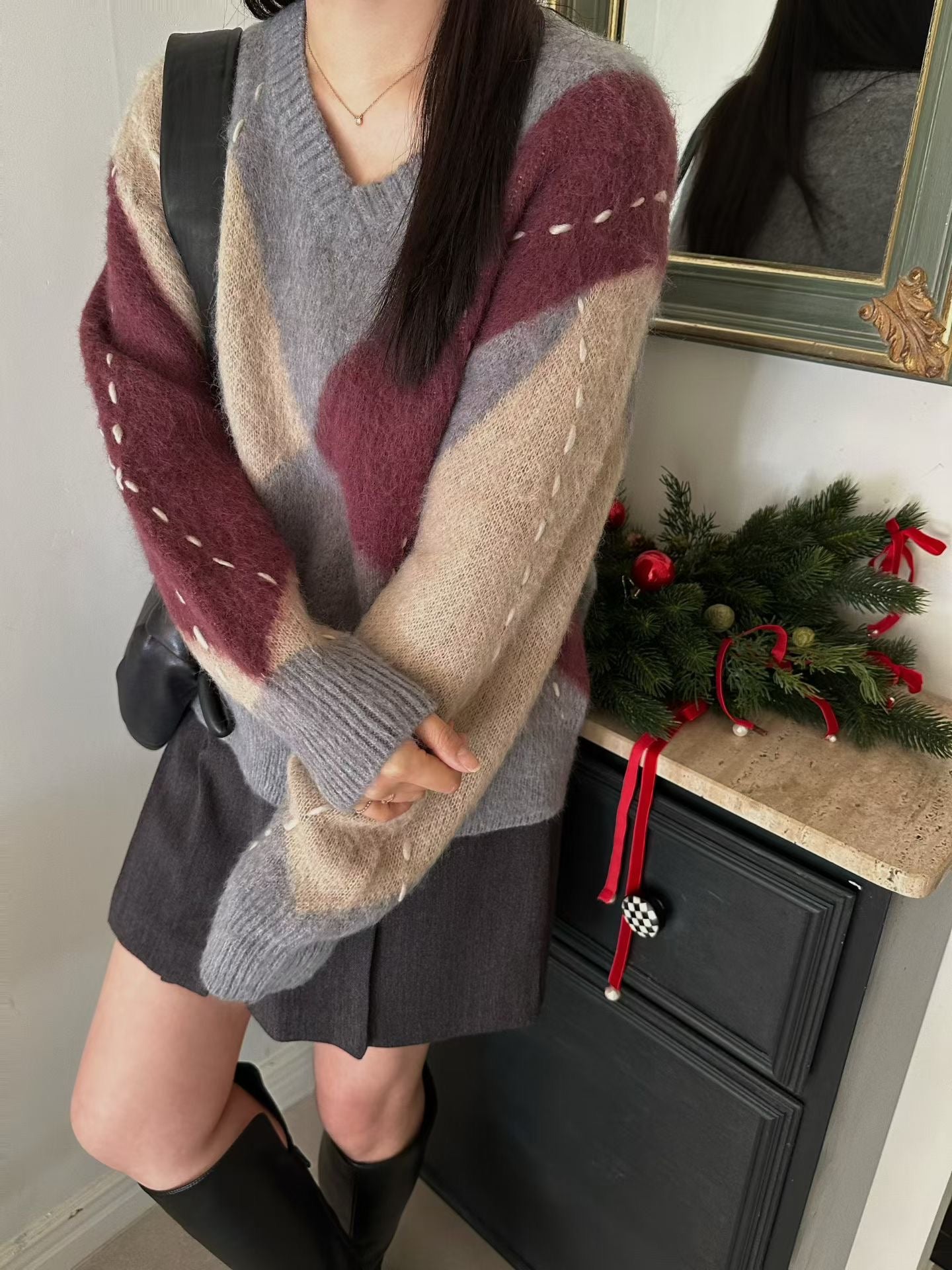 ♡柔霧拼色手縫線菱格V領毛衣♡ (C251235)