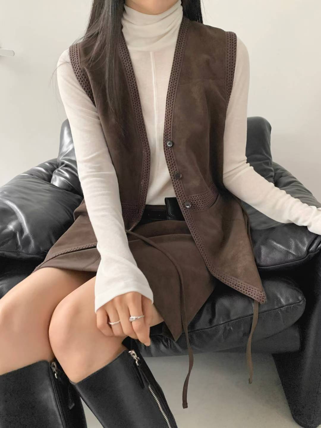 ♡鏤空蕾絲感滾邊仿麂皮背心♡ (C251147)