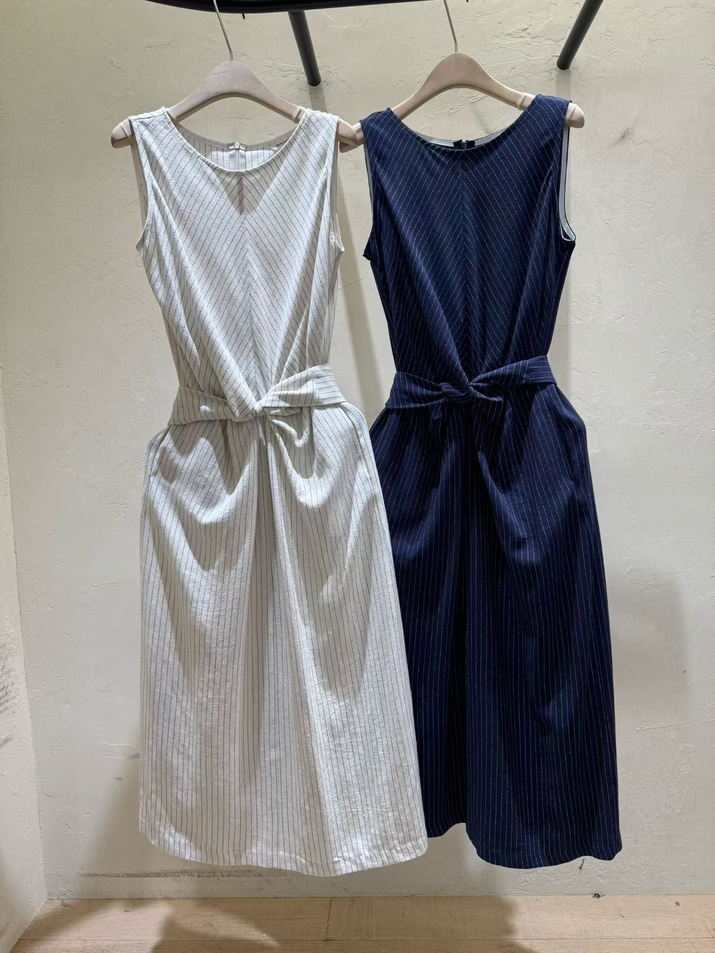 ♡法式扭結顯瘦直紋洋裝♡ (C260537)
