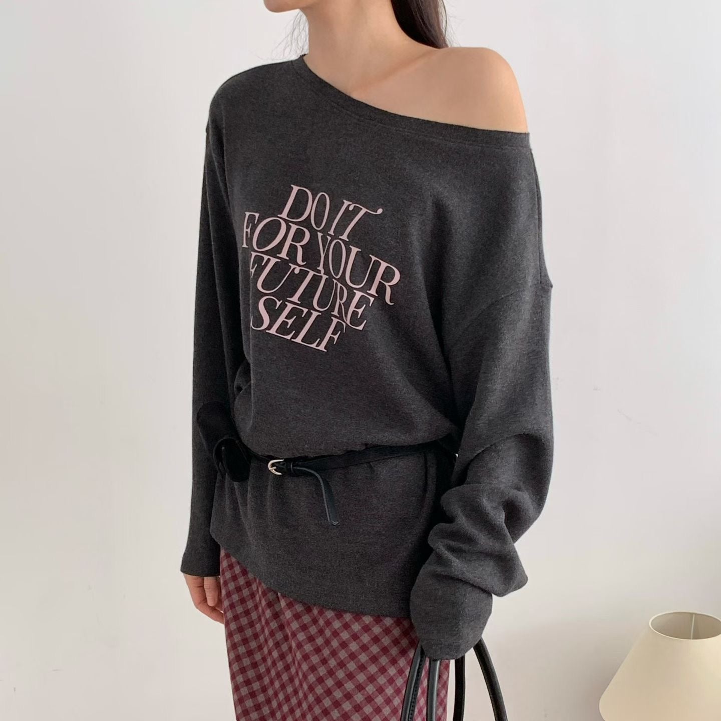 ♡慵懶斜肩字母寬領上衣♡ (C251021)