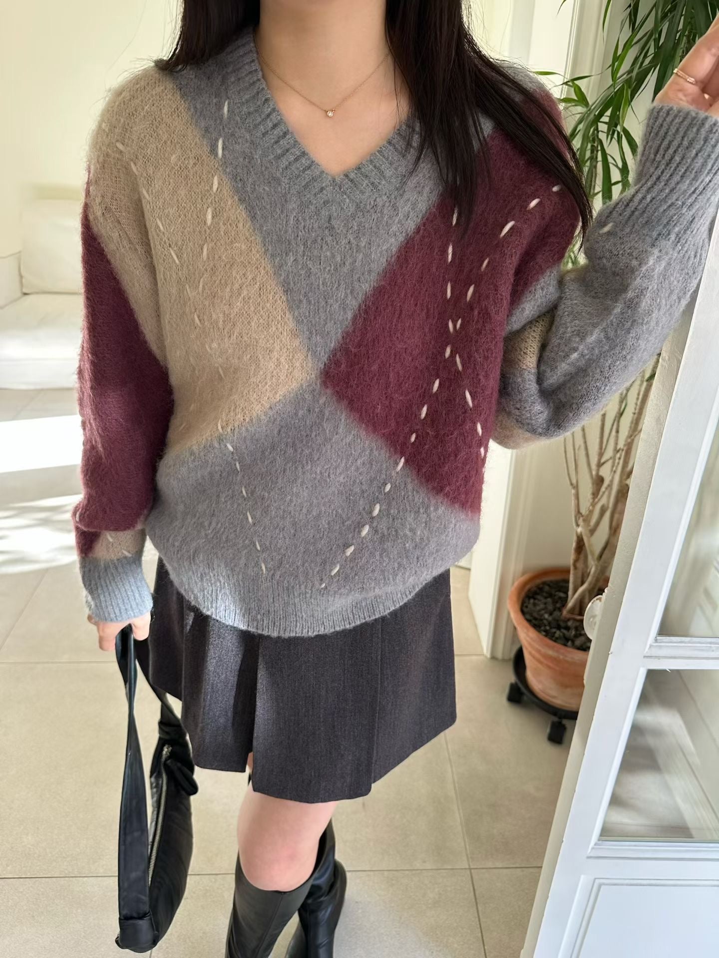 ♡柔霧拼色手縫線菱格V領毛衣♡ (C251235)