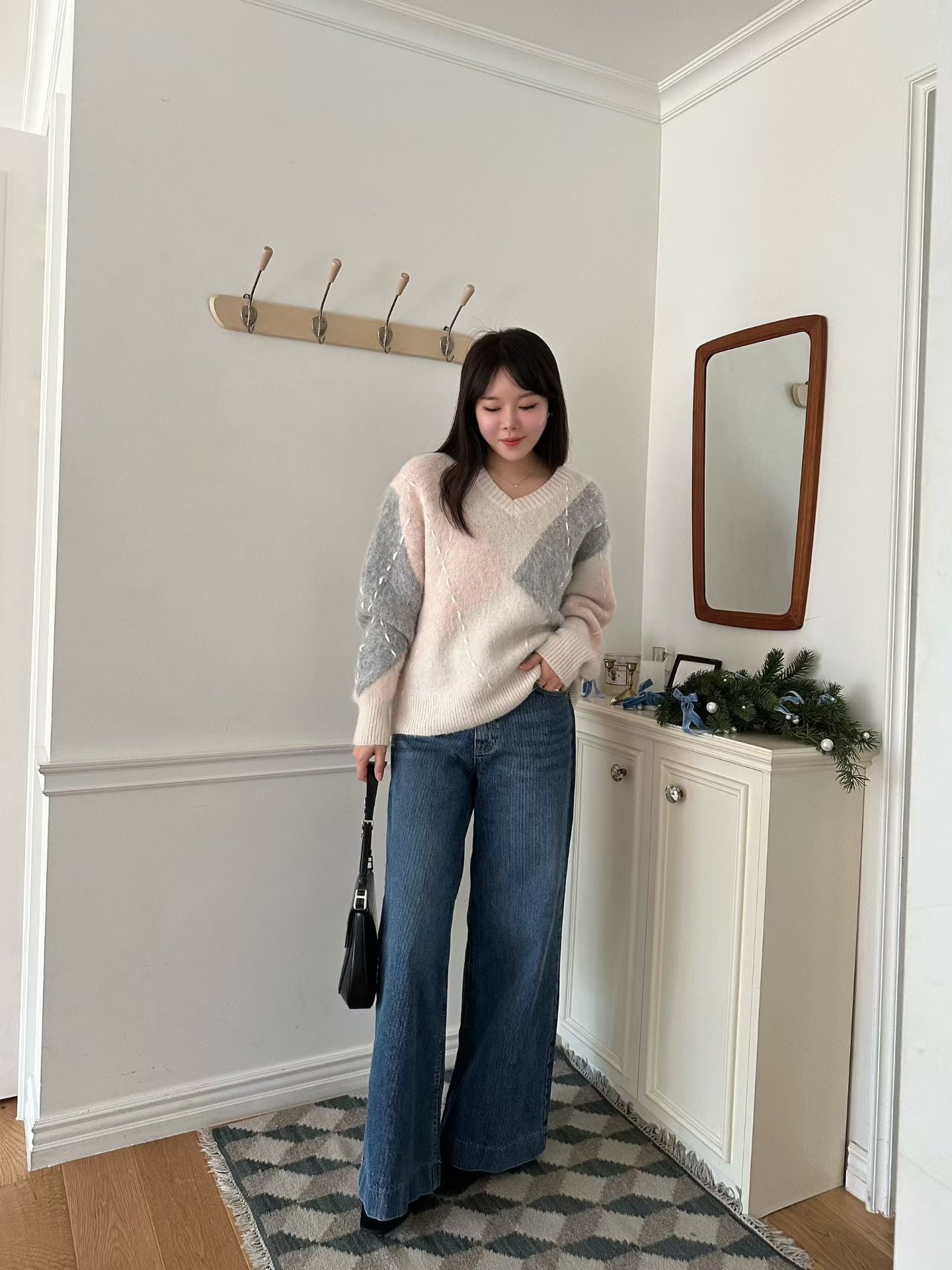 ♡柔霧拼色手縫線菱格V領毛衣♡ (C251235)