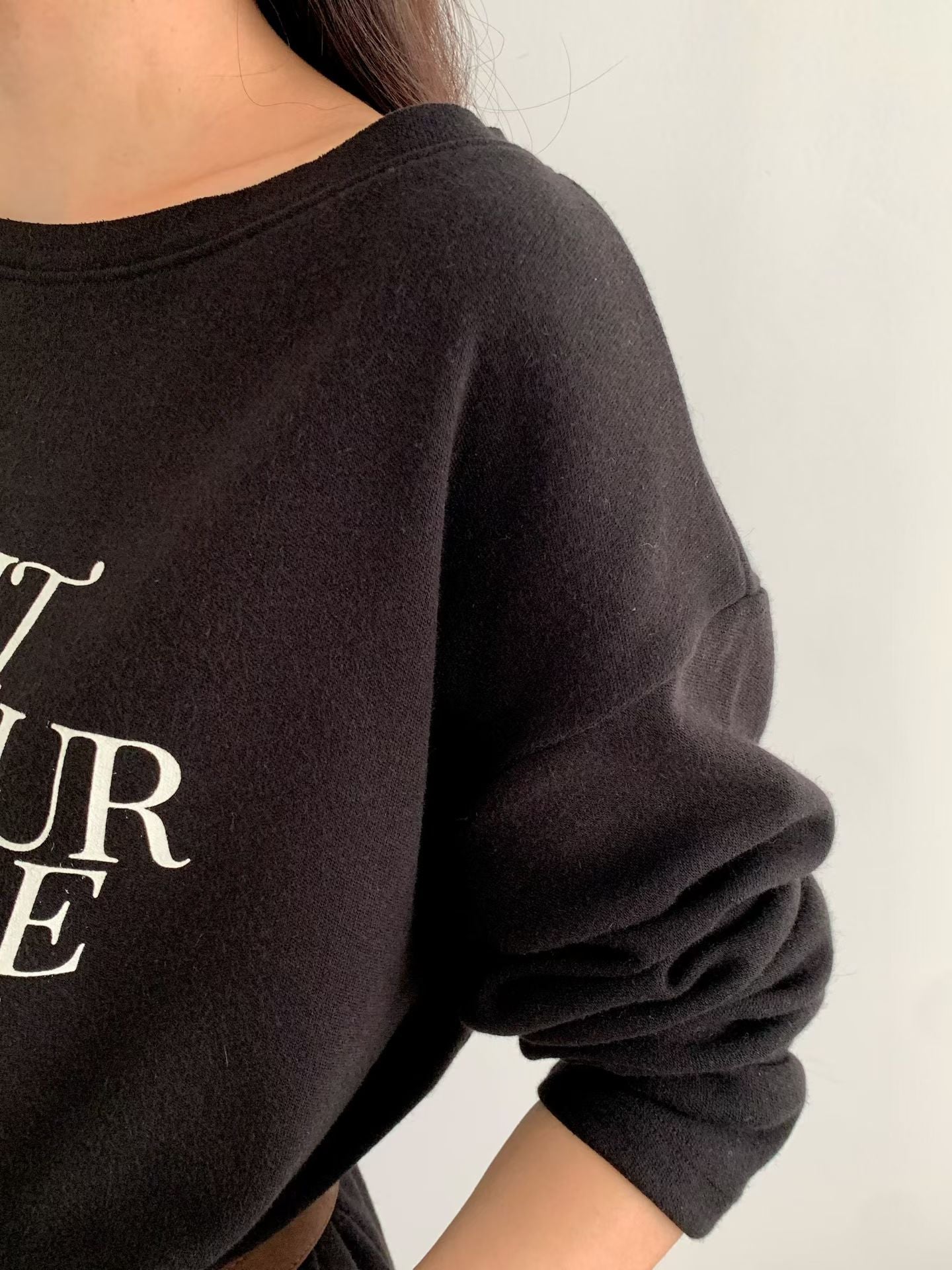 ♡慵懶斜肩字母寬領上衣♡ (C251021)